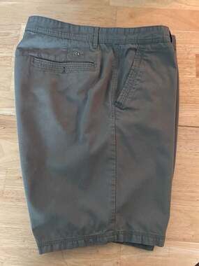 Calvin Klein Men's Olive Green 100% Cotton Twill Flat-Front Chino Shorts Size 40